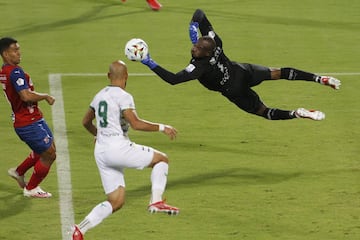 Las mejores fotografías del duelo entre el Independiente Medellín y Atlético Bucaramanga por la fecha 12 de la Liga BetPlay en el Atanasio Girardot. 