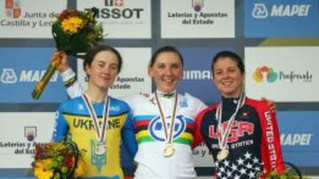 La ucraniana Anna Solvovey, segunda clasificada, la nueva campeona del mundo Lisa Brennauer y la estadounidense Evelyn Stevens en el podio.