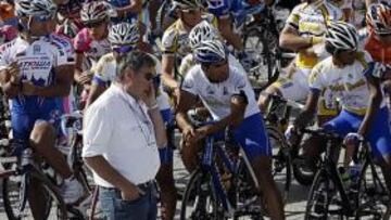 <b>HOMENAJE. </b>Merckx y el pelotón guardaron un minuto de silencio.
