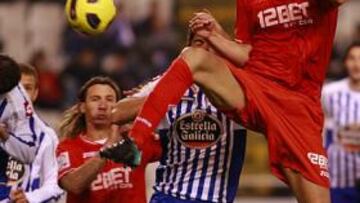 <b>DE PODER A PODER. </b>El Depor y El Sevilla disputaron ayer un partido vibrante, abierto y con tensión en las dos áreas.