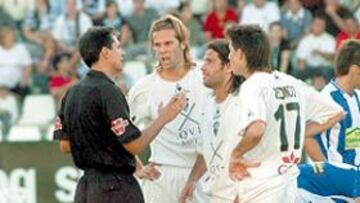 <b>EXPULSIÓN. </b>La entrada a Lopo le costará dos partidos al manchego.