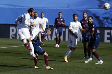 Remate de cabeza a bocajarro de Sergio Ramos que desv¨ªo Andr¨¦s con una buena estirada.
