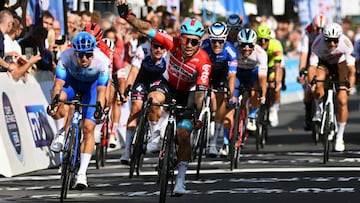 Caleb Ewan da vida al Lotto en la lucha por el descenso