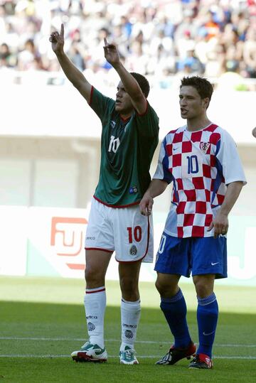 Nuevamente México arrancó una Copa del Mundo con victoria. En 2002, el Tri se midió en su debut a la difícil selección de Croacia. Cuauhtémoc Blanco se vistió de héroe para marcar desde los 11 pasos y darle el triunfo al cuadro mexicano por la mínima diferencia. El certamen terminó en Octavos del Final ante Estados Unidos.