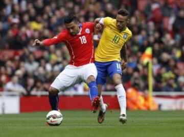 Gonzalo Jara lucha la pelota ante Neymar.