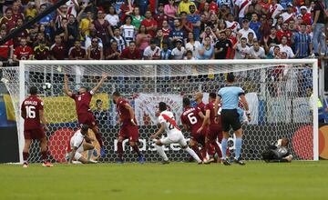 Gol anulado por el VAR a Christofer Gonzales. 