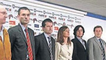 <b>EL CONSEJO, CASI EN PLENO. </b>Fuentes y el resto de su Consejo, a excepción de dos de sus miembros, dieron la cara ayer en Anoeta.