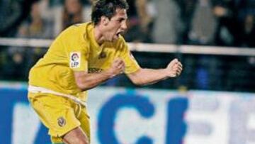 <b>ALEGRÍA AMARILLA. </b>Capdevila festejó el tanto del empate a tres ante un Pato que no pudo hacer nada por evitarlo.