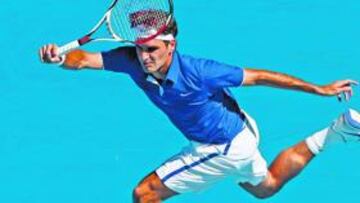 <b>BAJO EL FUEGO, LA LECCIÓN. </b>Explota la mejor derecha del mundo. Es Federer. Gesto perfecto del maestro, bajo el cañón de Berdych.