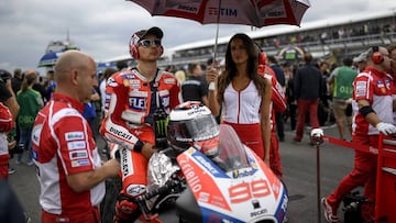 Jorge Lorenzo en una parrilla de MotoGP junto a una azafata.