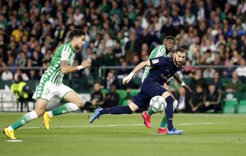 Benzema con Bartra y Emerson.