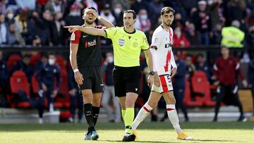 Rafa Mir se lamenta tras el penalti anulado.