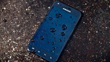 Cómo arreglar el móvil si se cae al agua