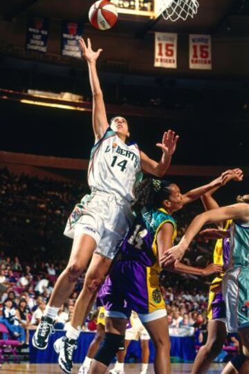 BETTY CEBRIÁN. Aterrizó en la WNBA en el año de la inauguración de la Liga (1998) como Amaya Valdemoro. No tuvo mucho protagonismo en las New York Liberty: jugó 22 partidos (unos 8,5 minutos de media) en los que promedió 1,8 puntos y 1,2 rebotes. Perdió el anillo ante los Comets de Amaya Valdemoro.