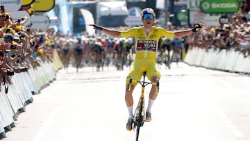 Wout van Aert celebra su victoria en solitario en Calais, enfundado en su maillot amarillo, con la simulación de un aleteo.