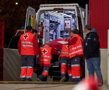 Andrea Medina salio en camilla por los servicios sanitarios y trasladada en ambulancia tras un golpe en la cabeza con la rodilla de Barbara Bonansea.