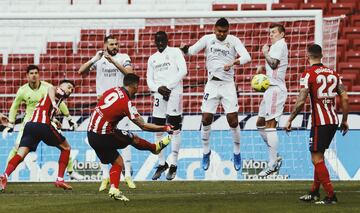 Falta lanzada por el delantero uruguayo del Atlético de Madrid. El balón chocó en un jugador del Real Madrid. 