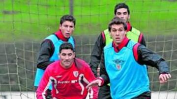 <b>CON INTENSIDAD. </b>Fernando Llorente, junto a Armando, trabajó bien ayer, sin notar un paso atrás en las molestias de rodilla.