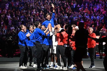 El primer miembro del Big Three en retirarse dijo adi¨®s al tenis profesional el pasado viernes, dejando uno de los momentos m¨¢s emotivos de la historia reciente del deporte. Con 41 a?os, Federer no fue capaz de recuperarse ¨®ptimamente despu¨¦s de tres operaciones en su rodilla. Sin embargo, el suizo hizo un ¨²ltimo esfuerzo para participar en la Laver Cup, donde se despidi¨® junto con su gran amigo y rival, Rafa Nadal. Roger deja atr¨¢s una carrera de leyenda: 1.526 partidos disputados en 24 a?os de carrera (1.251 victorias y 275 derrotas), 20 Grand Slams ganados (ocho Wimbledon, seis Abiertos de Australia, cinco US Open y un Roland Garros), 103 t¨ªtulos levantados, 28 Masters 1.000, seis ATP Finals, dos medallas ol¨ªmpicas, una Copa Davis, 310 semanas como n¨²mero uno mundial (237 de manera ininterrumpida)... Un tenista que es sin¨®nimo de clase, elegancia, con un rev¨¦s a una mano de pel¨ªcula. El tenis echar¨¢ de menos al helv¨¦tico.