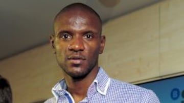 Abidal y el libro que apadrina