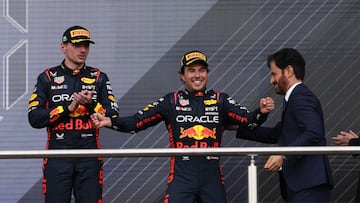 Baku (Azerbaijan), 30/04/2023.- Dutch Formula One driver Max Verstappen (L) of Red Bull Racing and Emirati Mohammed Ben Sulayem President of FIA (R) welcome Mexican Formula One driver Sergio Perez (C) of Red Bull Racing while celebrating on the podium after winning the 2023 Formula One Grand Prix of Azerbaijan at the Baku City circuit, Azerbaijan, 30 April 2023. (F¨®rmula Uno, Azerbaiy¨¢n) EFE/EPA/ALI HAIDER