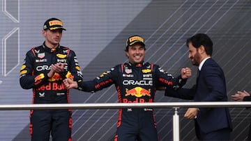 Baku (Azerbaijan), 30/04/2023.- Dutch Formula One driver Max Verstappen (L) of Red Bull Racing and Emirati Mohammed Ben Sulayem President of FIA (R) welcome Mexican Formula One driver Sergio Perez (C) of Red Bull Racing while celebrating on the podium after winning the 2023 Formula One Grand Prix of Azerbaijan at the Baku City circuit, Azerbaijan, 30 April 2023. (Fórmula Uno, Azerbaiyán) EFE/EPA/ALI HAIDER
