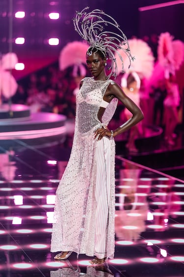 Awar Odhiang en el desfile de Victoria's Secret 2025, celebrado en los Estudios Steiner.