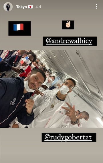 Los basquetbolistas franceses Gobert y Albicy con su paisano.