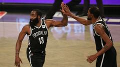 James Harden y Kevin Durant, durante el partido de la NBA que ha enfrentado a Brooklyn Nets y a Milwaukee Bucks