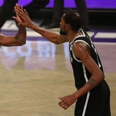 El talento puede con Giannis: Harden impulsa y Durant decide