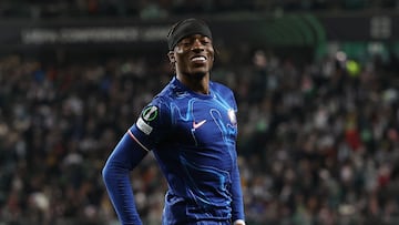 Soccer Football - Conference League - Quarter Final - First Leg - Legia Warsaw v Chelsea - Stadion Wojska Polskiego, Warsaw, Poland - April 10, 2025 Chelsea's Noni Madueke celebrates scoring their third goal REUTERS/Kacper Pempel