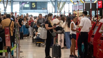 Decenas de personas realizan el check-in en la T4 del Aeropuerto Adolfo Suárez Madrid-Barajas, a 31 de agosto de 2025, en Madrid (España). Los aeropuertos de la red de Aena tienen programados 21.327 vuelos este fin de semana, coincidiendo con la operación retorno de vacaciones de agosto, lo que supone un 0,3% más que en las mismas fechas de 2024, cuando se registraron 21.269 movimientos.
31 AGOSTO 2025;AEROPUERTOS;AENA;OPERACIÓN RETORNO;BARAJAS;MADRID
Alejandro Martínez Vélez / Europa Press
31/08/2025