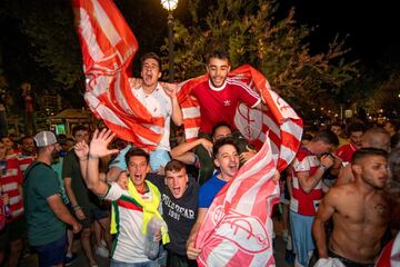 Miles de aficionados del Granada CF celebran en la céntrica Fuente de las Batallas de la capital andaluza el regreso a Primera.