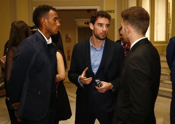 Los atletas Orlando Ortega, vallista, y Álvaro Martín, marchista, acudieron
juntos al hotel Palace para felicitar a las premiadas por el reconocimiento que les dio este periódico.