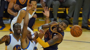 Andre Iguodala defiende Kyrie Irving.