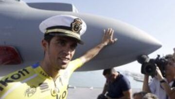 Alberto Contador posa junto a un caza en la cubierta del buque anfibio portaaviones 'Juan Carlos I', el mayor barco de guerra de la Armada Española, desde el que ha partido la tercera etapa de la Vuelta Ciclista a España para, tras un recorrido de 188 kilómetros, llevar al pelotón hasta la localidad gaditana de Arcos de la Frontera. EFE/Javier Lizon