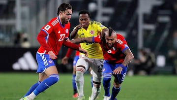 Colombia's midfielder Jhon Arias (C) fights for the ball with Chile's forward Ben Brereton (L) and midfielder Arturo Vidal during the 2026 FIFA World Cup South American qualifiers football match between Chile and Colombia, at the David Arellano Monumental stadium, in Santiago, on September 12, 2023. (Photo by Javier TORRES / AFP)