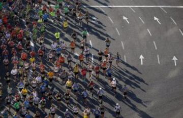 Salida de la trigésimo cuarta edición del Maratón de Barcelona, en la que participan 17.830 atletas de 87 países, lo que la sitúa entre las cinco 'grandes' de Europa, Maratón de Barcelona. 