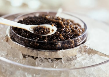 Significa “diamante” en ruso, es considerado el caviar más caro del mundo. Proveniente del esturión Beluga albino, puede alcanzar precios vertiginosos de hasta 40.000 € por kilo.