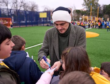 Iker Casillas firma autógrafos a los niños y niñas que le han acompañado durante la inauguración. 