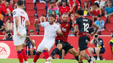 Gudelj disputa el balón con Muriqi, durante el Mallorca-Sevilla.