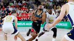 Jordan Loyd (L) of AS Monaco and Nigel Hayes-Davis (R) of Fenerbahce in action during the Euroleague Basketball Playoff Game 2 match between AS Monaco and Fenerbahce Beko Istanbul, in Monaco, 26 April 2024.