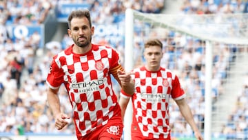 SAN SEBASTIÁN, 18/05/2025.- El delantero uruguayo del Girona Cristian Stuani celebra el primer gol de su equipo durante el partido de LaLiga entre la Real Sociedad y el Girona, este domingo en el estadio Reale Arena. EFE/ Javier Etxezarreta