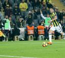 Fenerbahce vence a Alanyaspor en duelo de chilenos