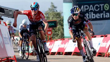 Team Lotto's Lennert Van Eetvelt (L) makes as if to raise his arm as he sprints to the finish with Team Bora's Primoz Roglic (R), who eventually won the stage 4 of La Vuelta a Espana cycling tour, a 170.4 km race between Plasencia and Pico Villuercas, near the town of Navezuelas in Caceres province, on August 20, 2024. (Photo by OSCAR DEL POZO / AFP)