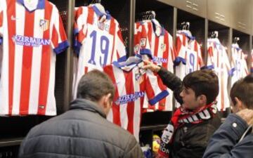 El estadio Vicente Calderón presenta un magnífico aspecto minutos antes de la presentación de Fernando Torres como nuevo jugador del Atlético de Madrid.