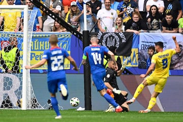 Ukraine's forward #09 Roman Yaremchuk scores his team's second goal past Slovakia's goalkeeper #01 Martin Dubravka during the UEFA Euro 2024 Group E football match between Slovakia and Ukraine at the Duesseldorf Arena in Duesseldorf on June 21, 2024. (Photo by INA FASSBENDER / AFP)