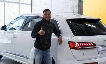 La plantilla del Real Madrid recibe sus nuevos coches