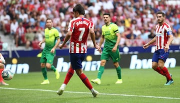En la jornada 3 marc¨® su primer gol en Espa?a. Fue en el Atl¨¦tico-Eibar, que pas¨® del 0-2 al 3-2. El ¡®7¡¯ recibi¨® la asistencia de Diego Costa.