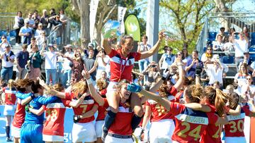 MADRID, 26/03/2023.- Las jugadoras del RC Polo celebran su victoria con la Copa de la Reina de hockey sobre hierba tras ganar en la final al Club de Campo este domingo en el Club de Campo Villa de Madrid. EFE/ Víctor Lerena
